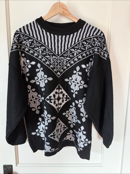 Sweaters - Black and white print sweater